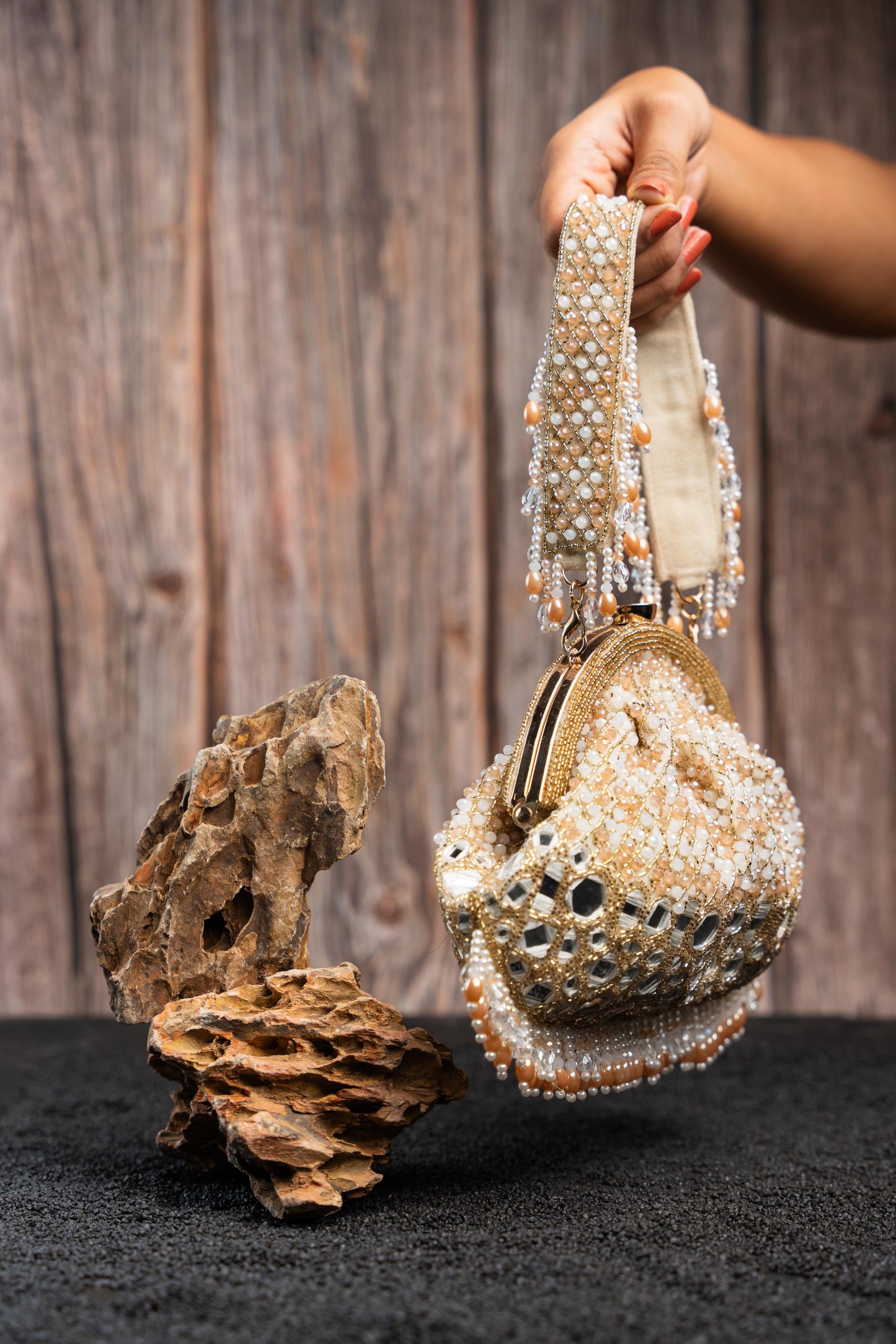 AYNALI CLUTCH ECRU GOLD