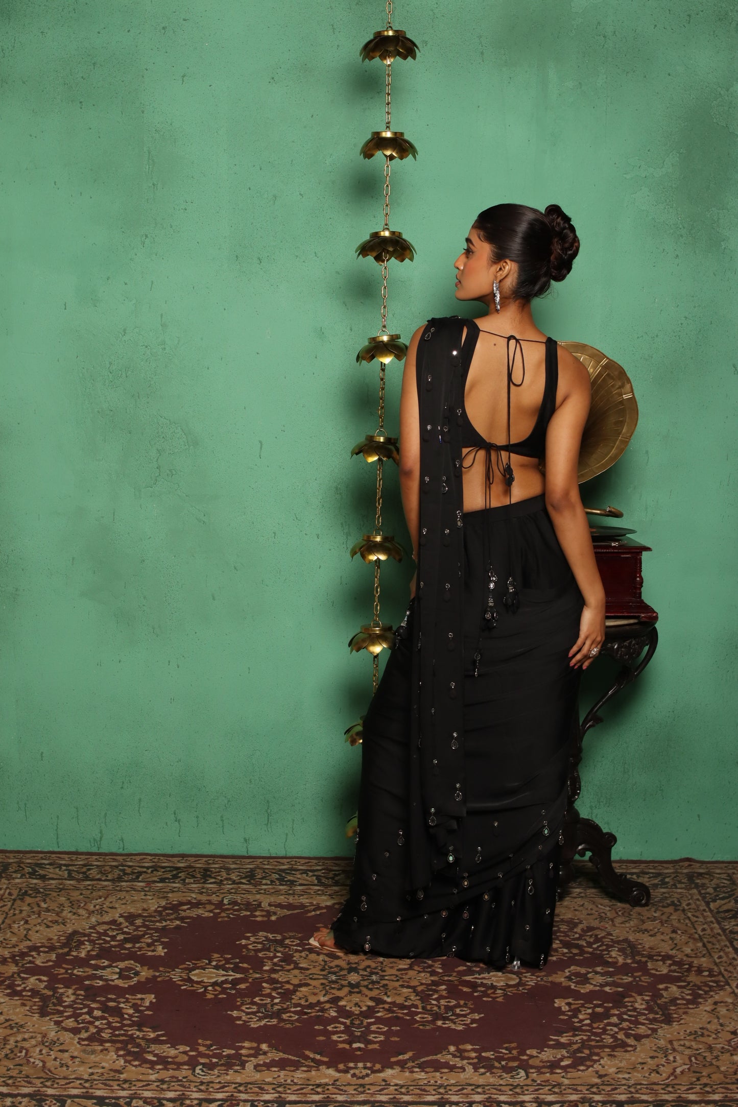 MIRROR HANGING BLACK SAREE