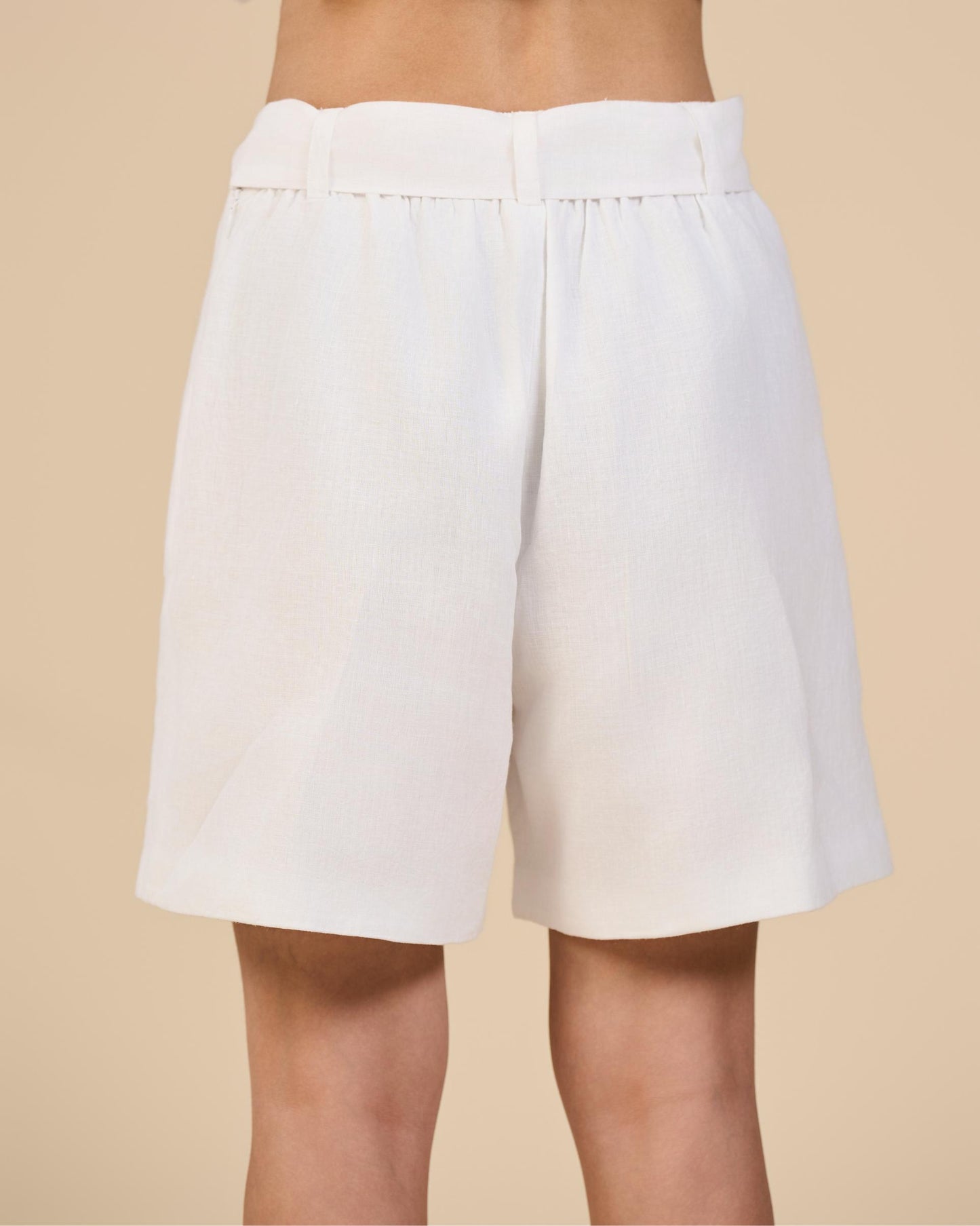 WHITE LINEN SHORTS WITH BELT