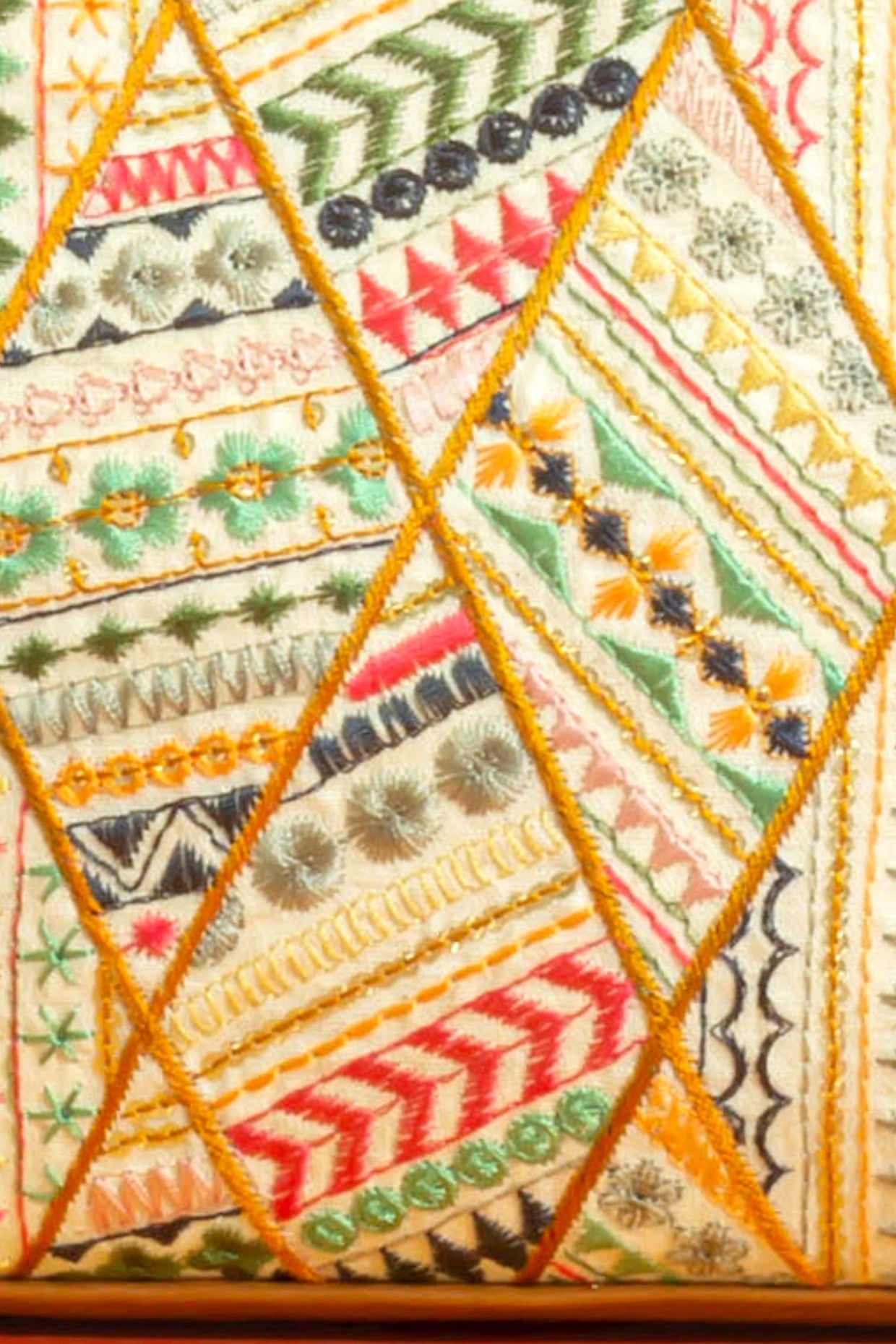 VRITTI EMBROIDERED HANDBAG - MULTICOLOR