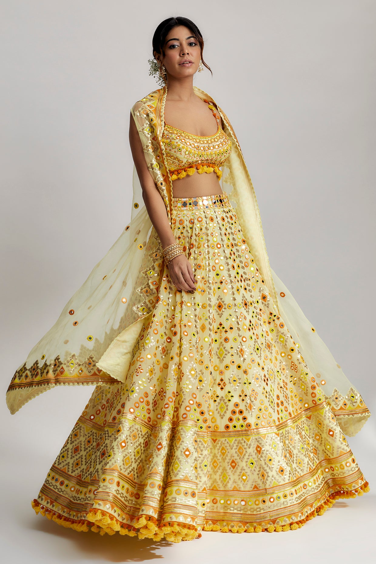 ASHI LEHENGA WITH CAPE SET