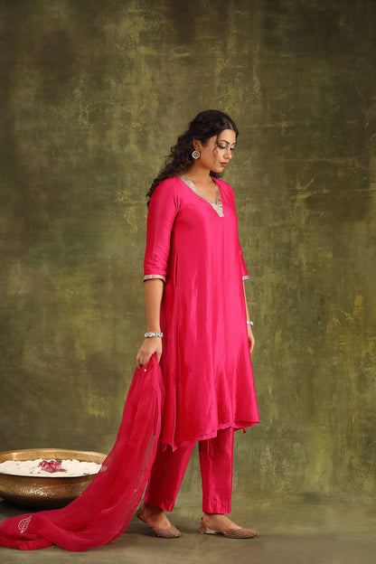 MAGENTA PINK HAND EMBROIDERED SILK CHANDERI SUIT SET WITH DUPATTA