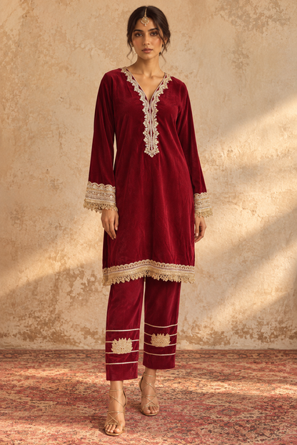 MAROON VELVET KURTA PYJAMA WITH OFF WHITE DUPATTA
