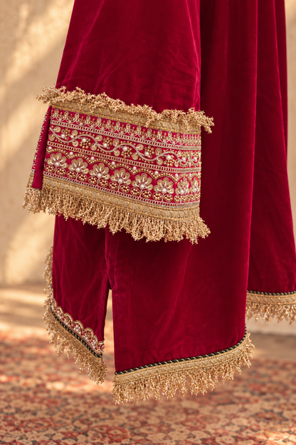 RANI VELVET KURTA PYJAMA WITH GREEN DUPATTA