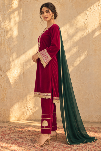 RANI VELVET KURTA PYJAMA WITH GREEN DUPATTA