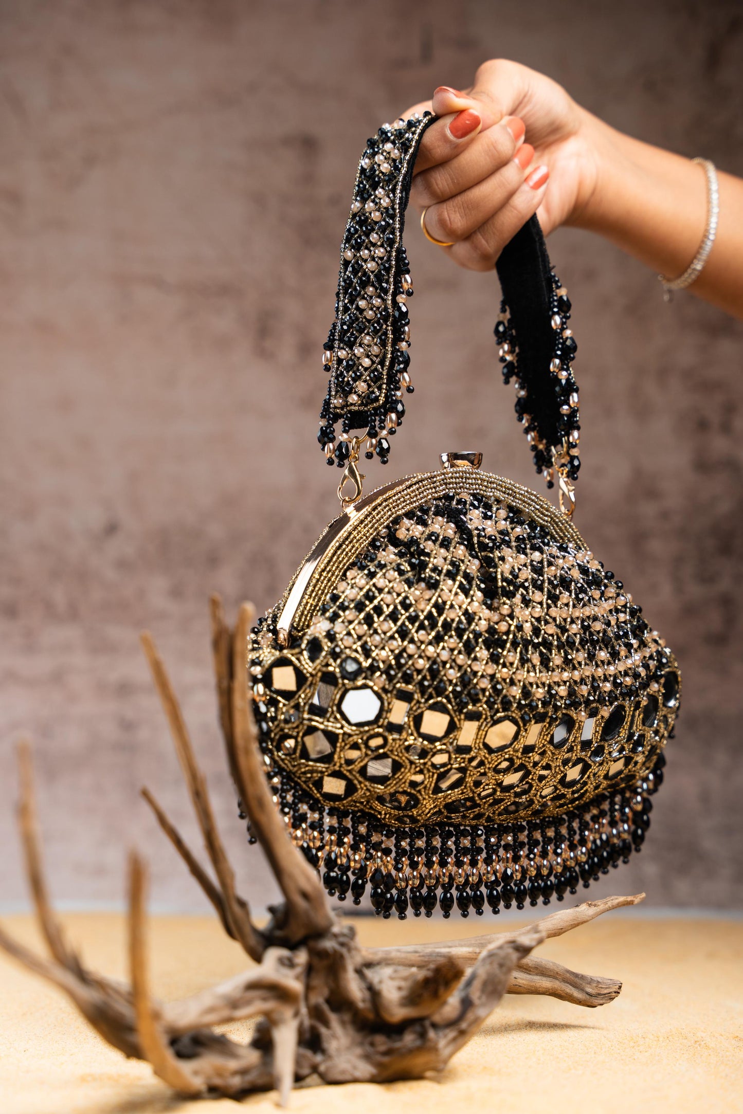AYNALI CLUTCH BLACK