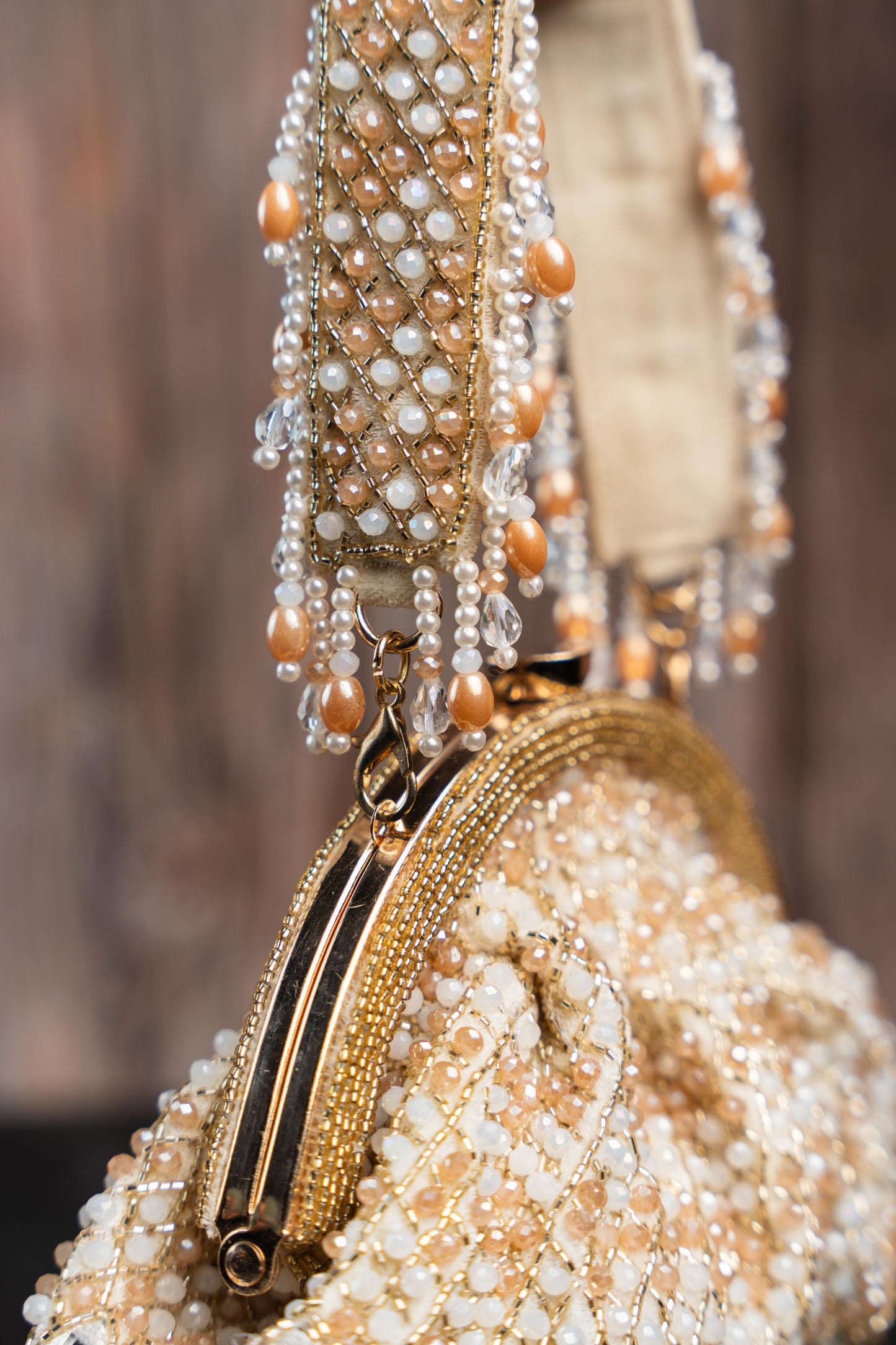 AYNALI CLUTCH ECRU GOLD