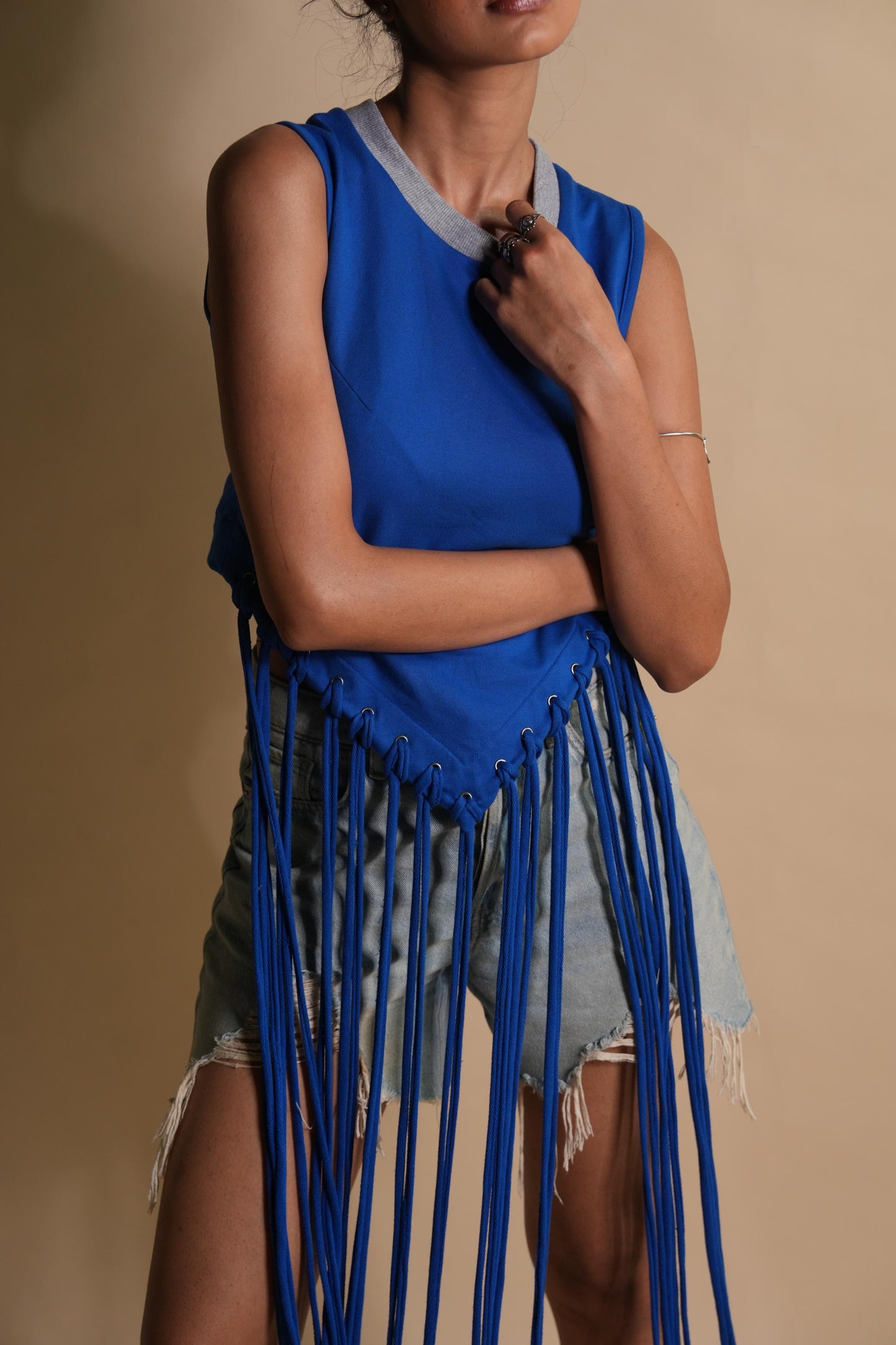 CAFE BLUE TASSEL CROP TEE