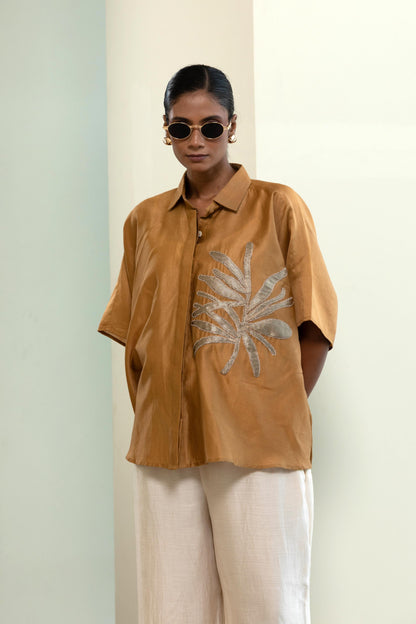 EEDA ONESIDE PATCH SHIRT BEIGE