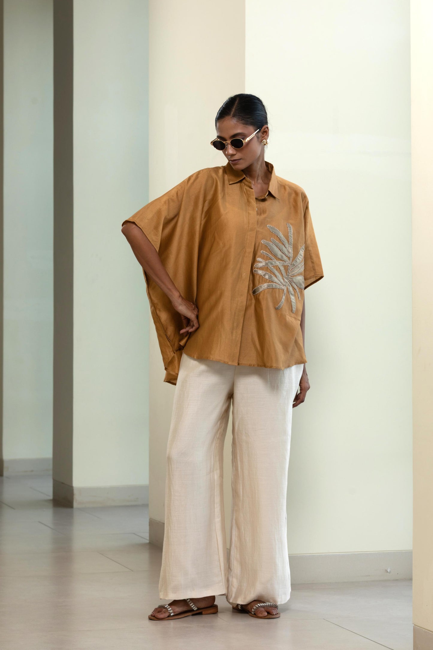 EEDA ONESIDE PATCH SHIRT BEIGE