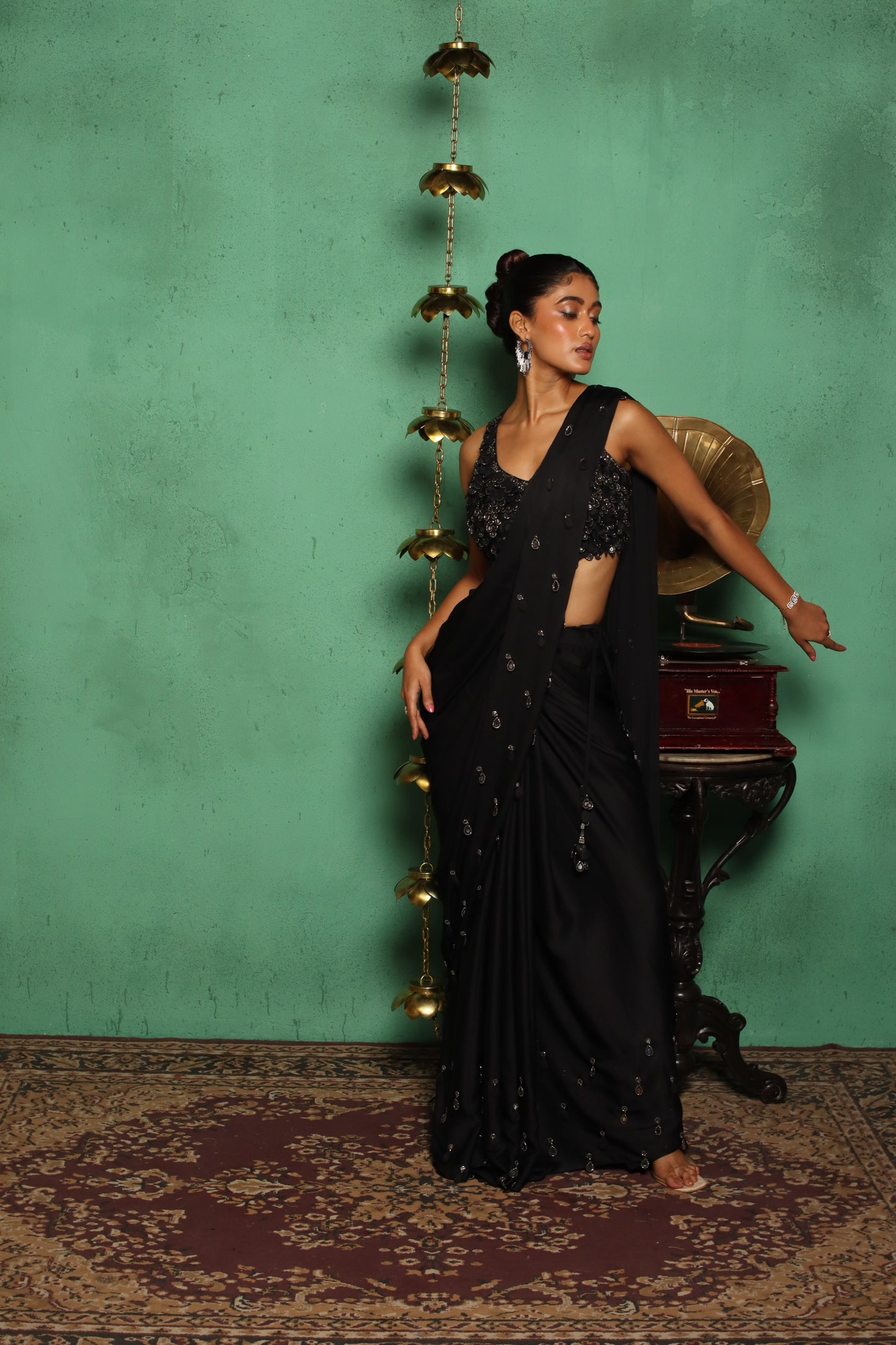 MIRROR HANGING BLACK SAREE