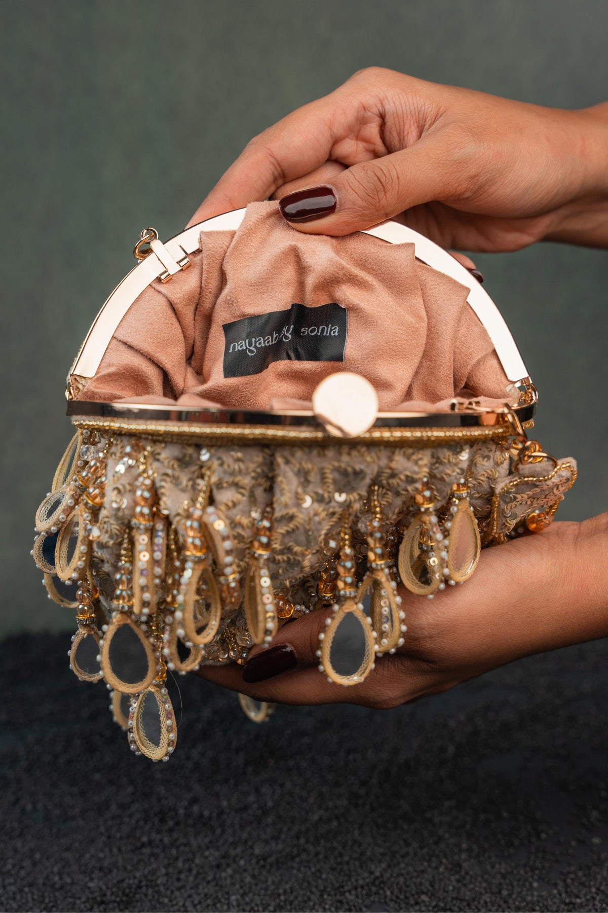 AAINA CLUTCH GOLD