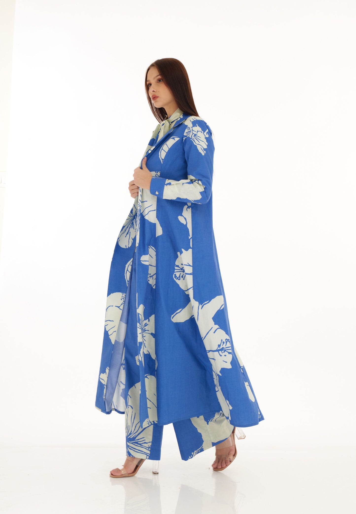 BLUE AND WHITE FLORAL CAPE